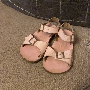 🎁 Surfer sandals size 8